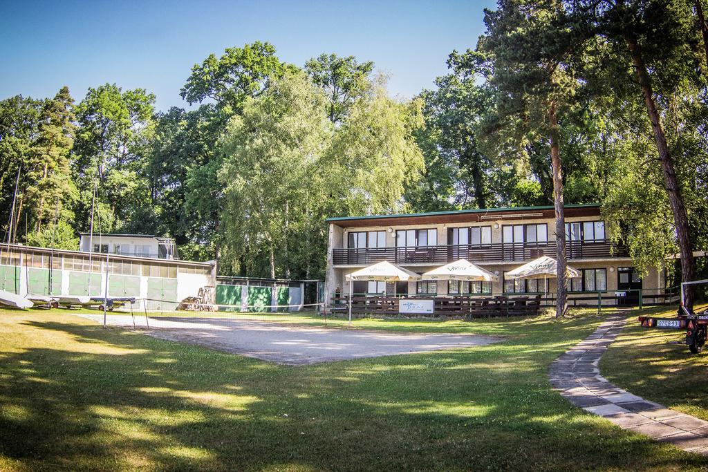 Yacht Club Bezdrev Hotel Hluboká nad Vltavou Exterior foto